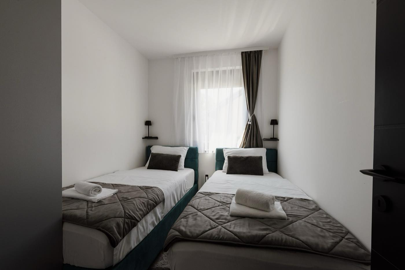 Simple fan-cooled room with a double bed and a ceiling fan